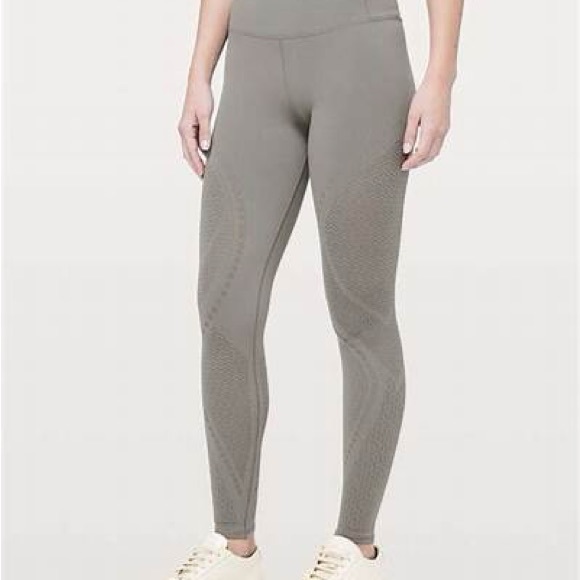 Lululemon Reveal 7/8 legging size 6 - Picture 3 of 5